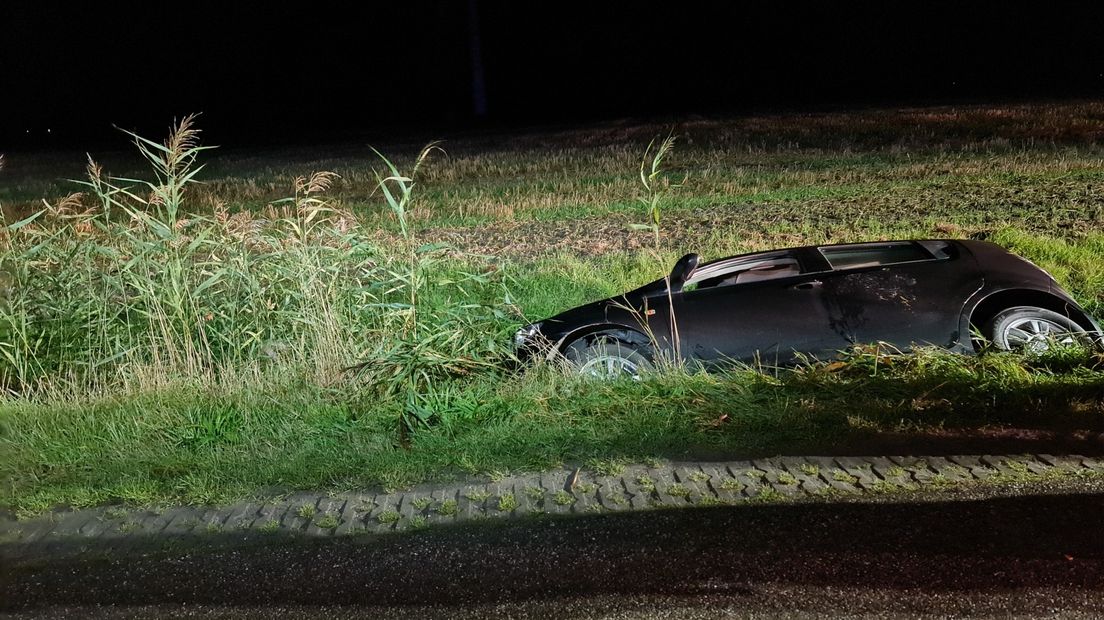 Auto te water in Warfhuizen