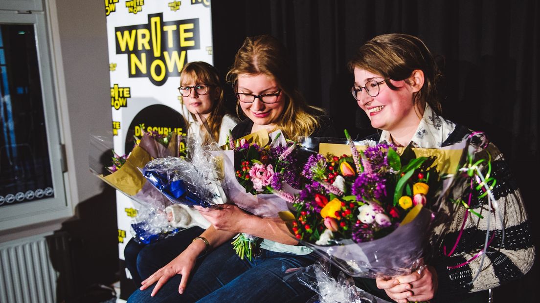 Anna Dijk (rechts) wint de schrijfwedstrijd (Rechten: Douwe de Boer)