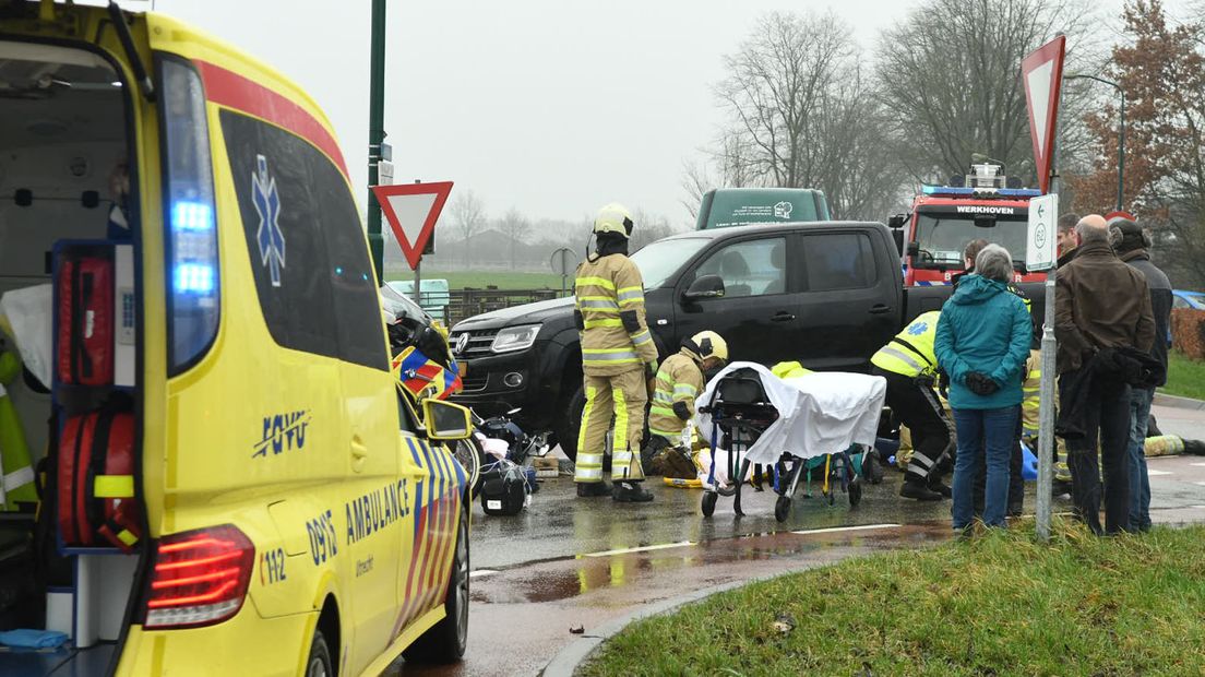 Gecrashte scooterrijder belandt onder auto in Odijk