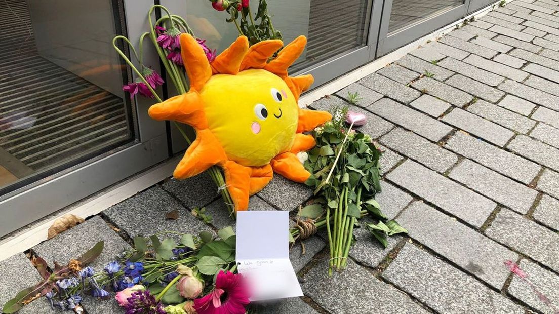 Voor een kledingwinkel in Geldermalsen liggen dinsdag bloemen en een knuffel, ter nagedachtenis aan de slachtoffers.