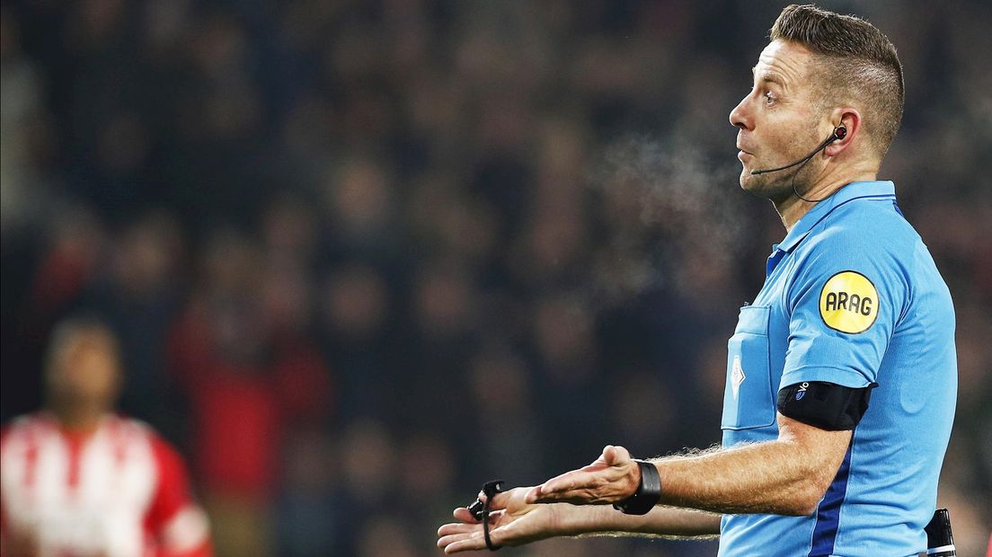 Pol van Boekel leidt de eerste competitiewedstrijd van PEC onder leiding van Jaap Stam