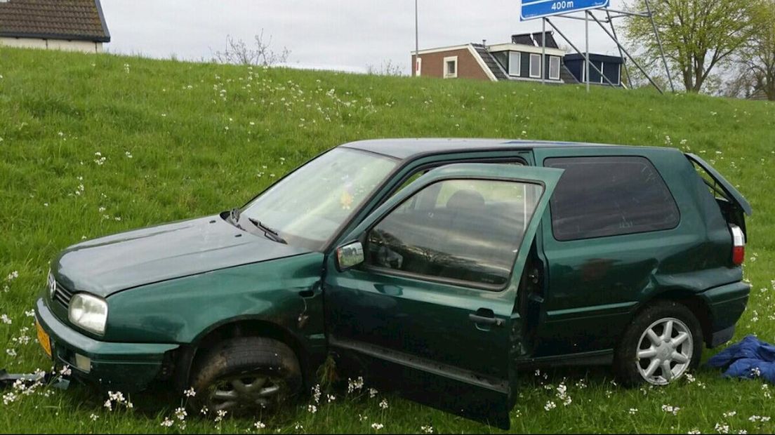 Auto onderaan de dijk