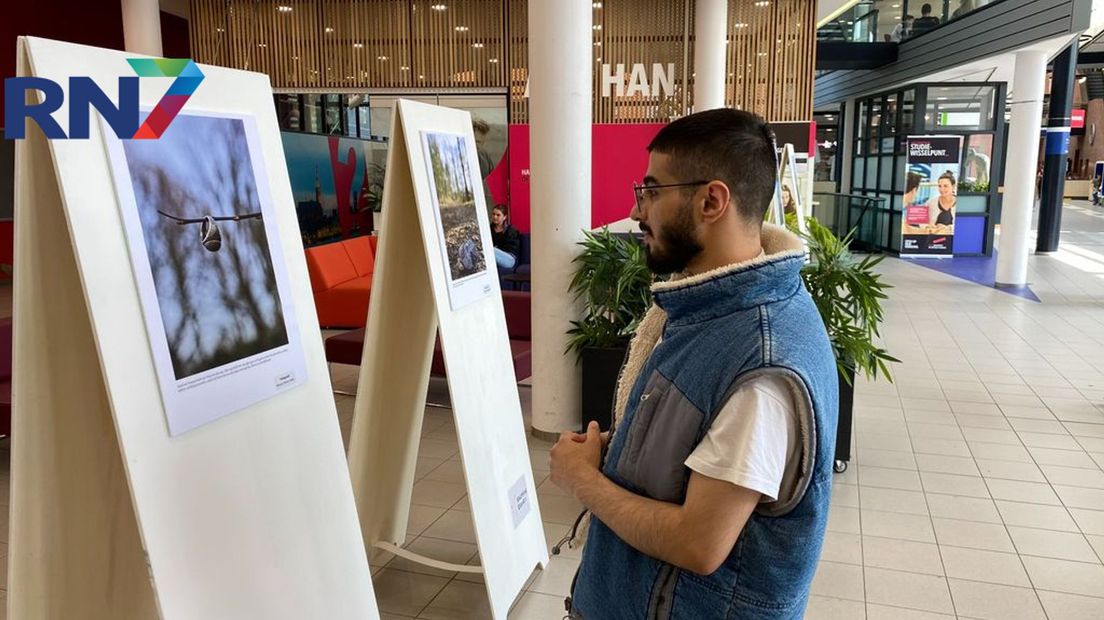 Fotograaf Mouaz Shams Eddin kijkt naar een foto van een ring van zijn goede vriend Aseel