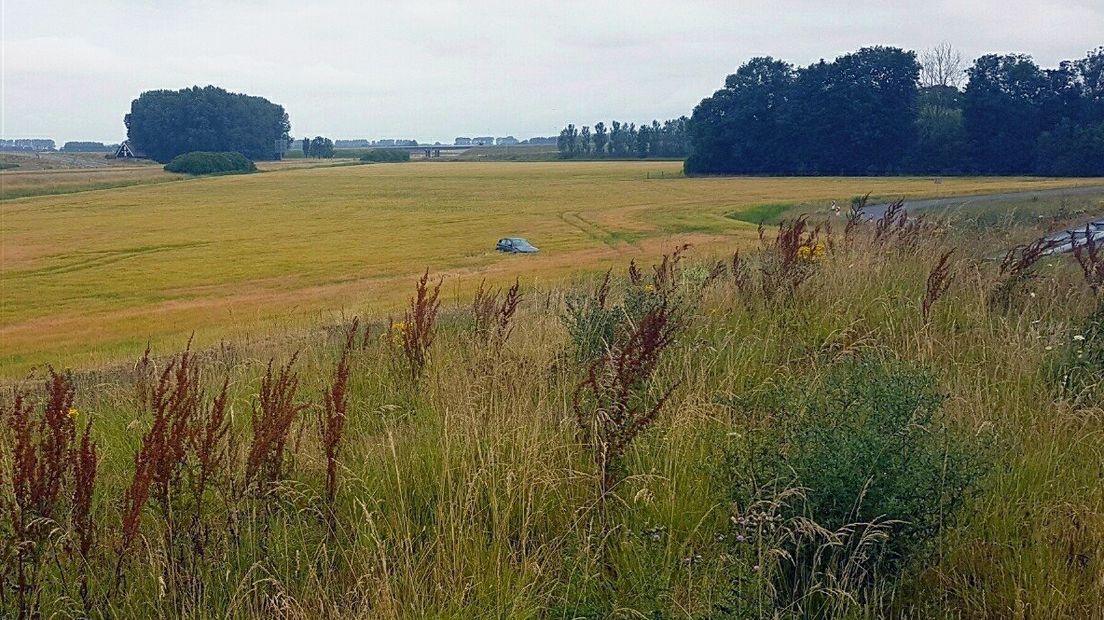 Auto vliegt uit de bocht en eindigt middenin weiland