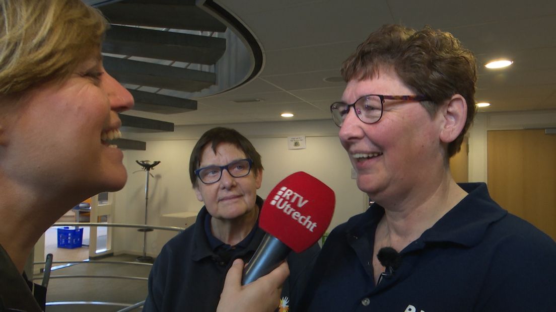 Margreet praat met Cremona en Ina
