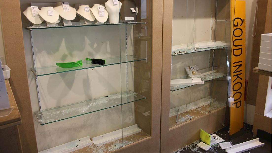 Kapotgeslagen vitrines, foto kort na de inbraak