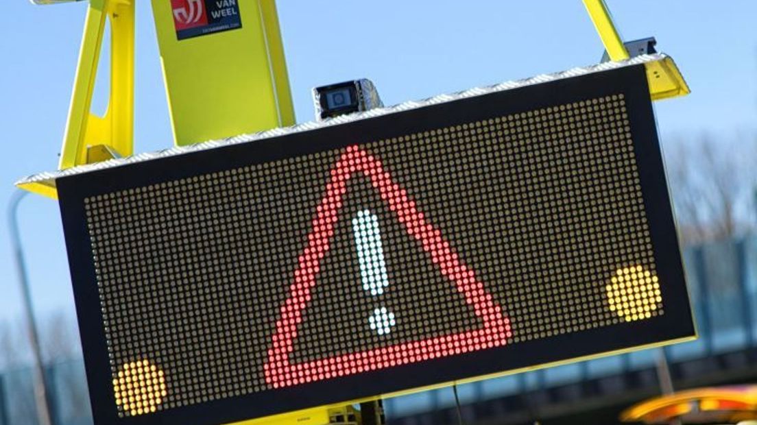 Op de A28 wordt het verkeer over de vluchtstrook geleid.