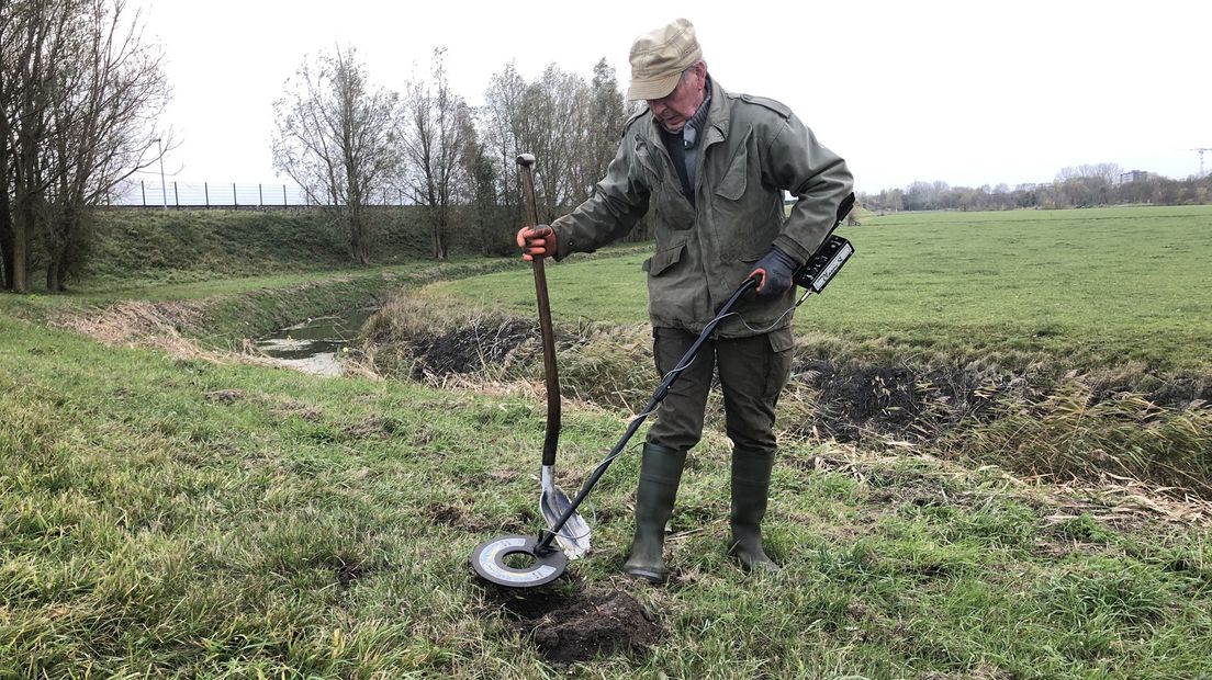 Ònderzoeker Harrie Koning kon met zijn metaaldector geen resten van het vliegtuig ontdekken.