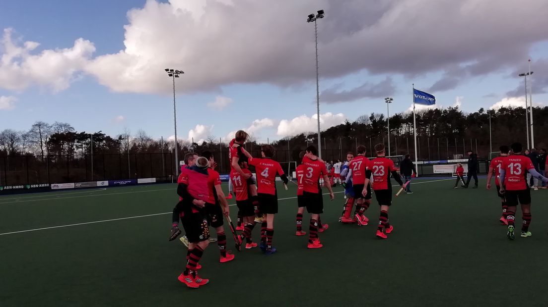 Van der Have wordt op de schouders genomen door zijn teamgenoten