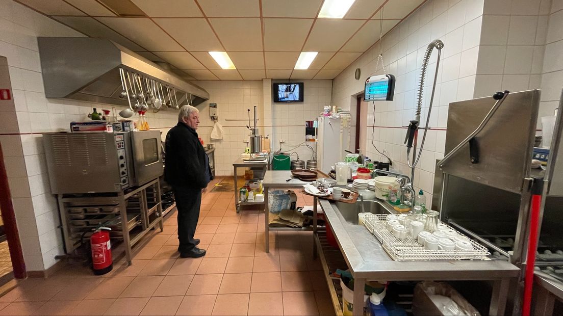Mattheus Dijkstra in de keuken van Café Zaal Bulthuis