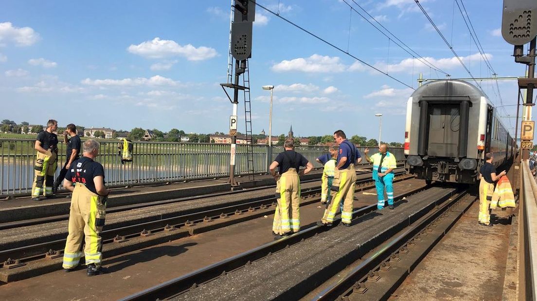 Trein staat stil op spoorbrug bij Deventer na aanrijding in Twello