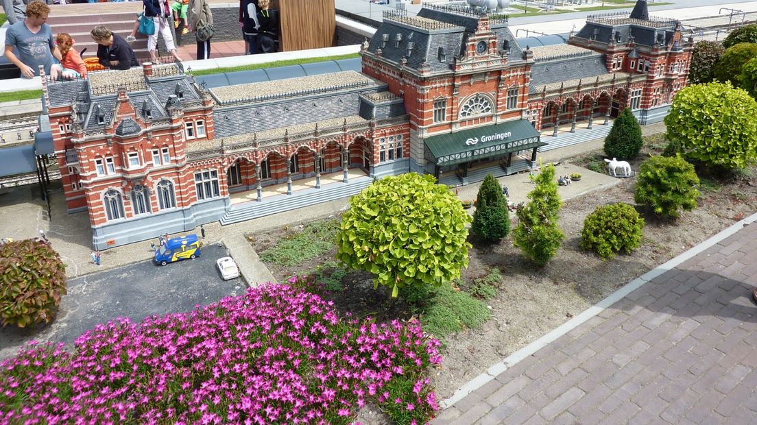 Het stationsplein en stationsgebouw in Madurodam