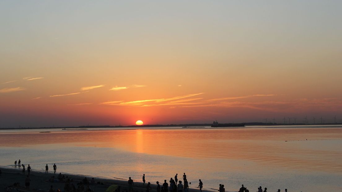 Zonsondergang bij de Westerschelde bij Perkpolder