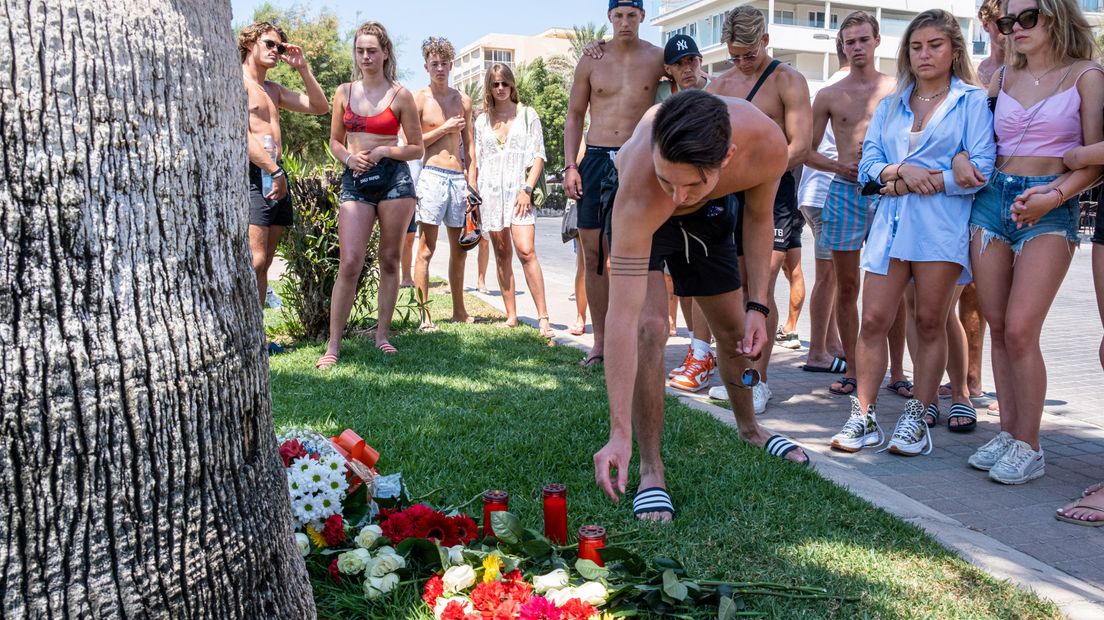 Bloemen voor de omgekomen Carlo Mallorca
