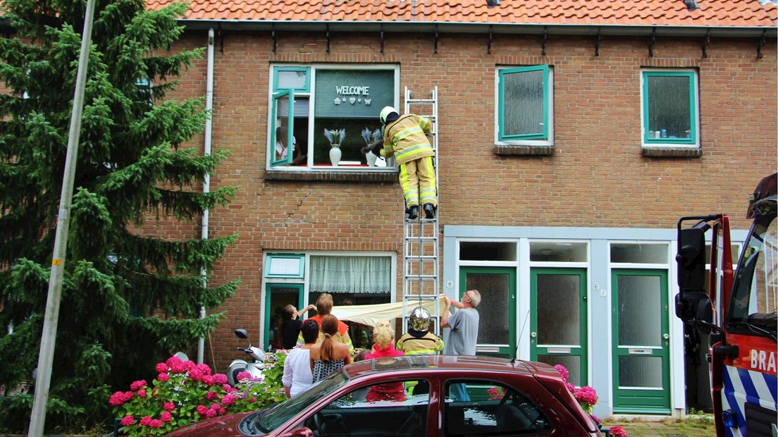 Hondje vast op vensterbank