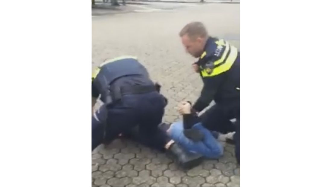 Twee agenten werken Nieuwegeiner tegen de grond na belediging.