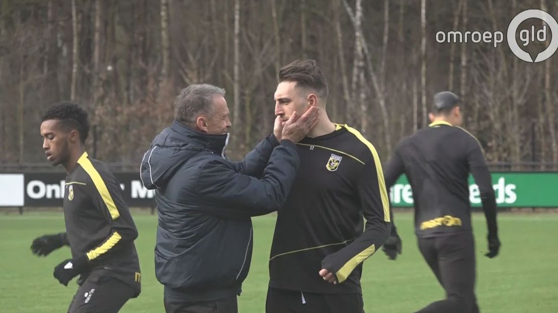Guram Kashia trok veel bekijks vrijdag tijdens de training van Vitesse. De aanvoerder heeft zijn kapsel en imposante baard gekortwiekt na een weddenschap.