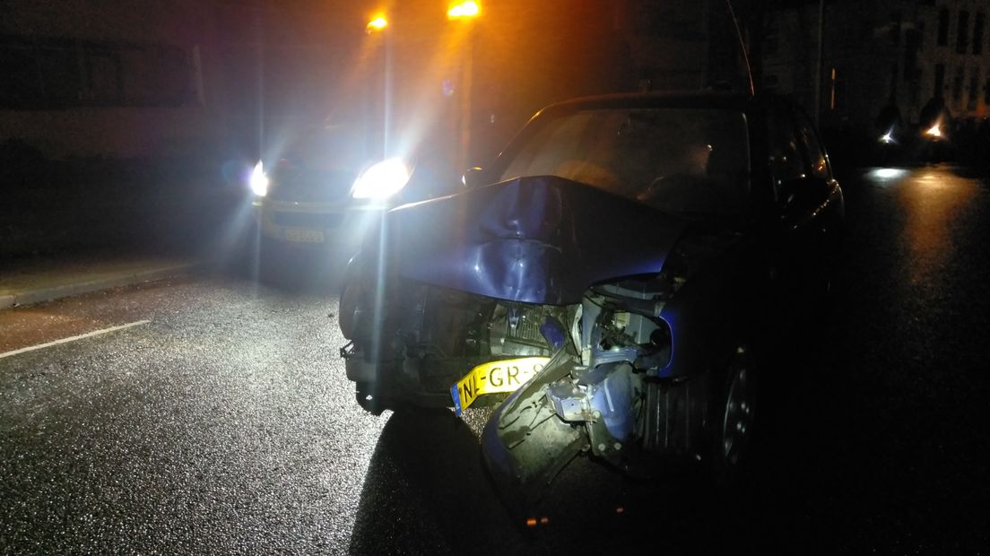 Een auto ramde in de nacht van woensdag op donderdag een lantaarnpaal in Arnhem toen de bestuurder uit de bocht vloog. Dat gebeurde op de Utrechtseweg. De lantaarnpaal was helemaal uit de grond gereden.