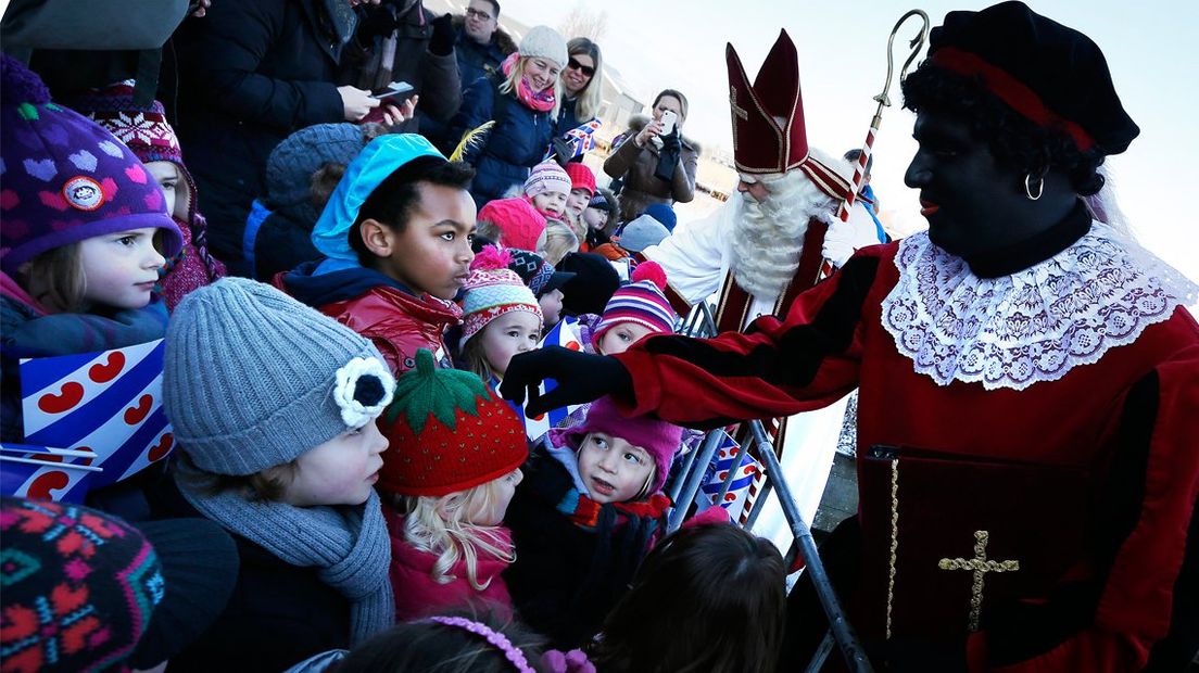 Zwarte Piet en Sinterklaas tijdens een intocht