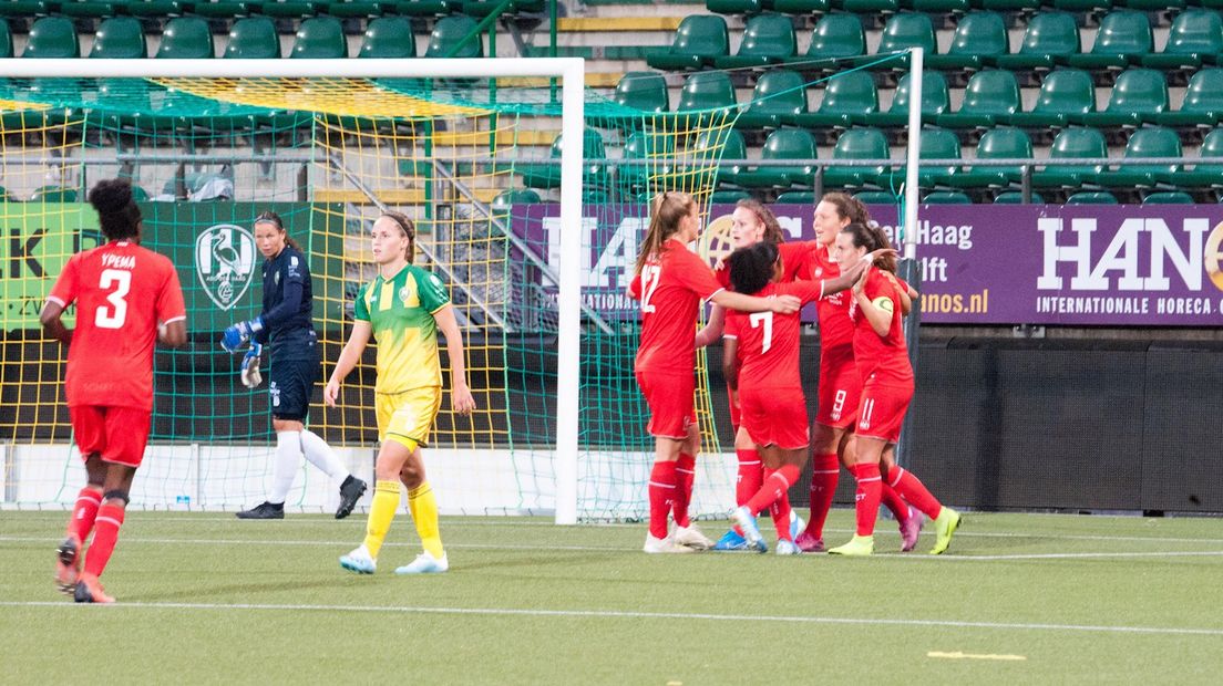 FC Twente Vrouwen viert de goal van Fenna Kalma