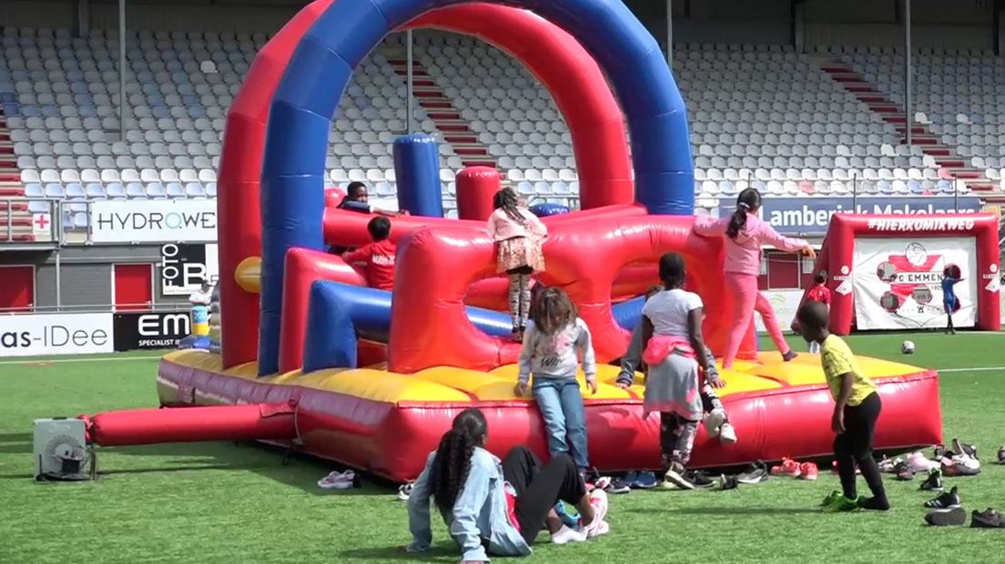 Vluchtelingen in het zonnetje gezet bij FC Emmen - RTV Drenthe