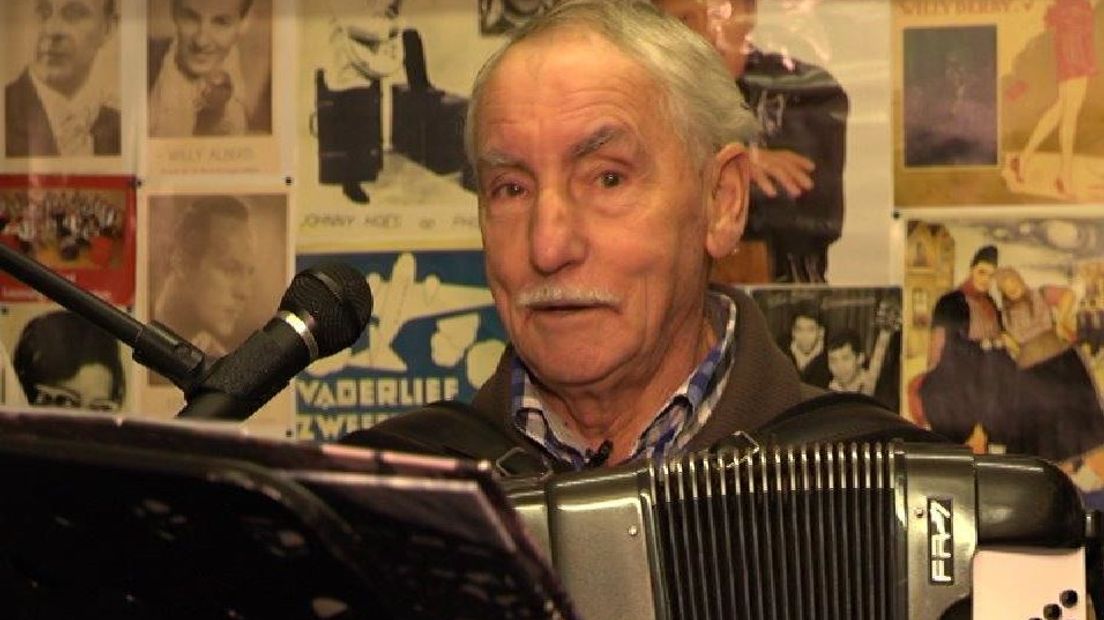 Achter in zijn tuin staat een schuurtje. Op het eerste gezicht niets bijzonders. Maar als je de deur opent dan is daar een kleine studio te zien. Tonny Willems uit Loo (bij Duiven) heeft één grote passie. Muziek. Als sinds zijn jeugd speelt hij verschillende instrumenten. Zijn grootste passie is zijn accordeon.
