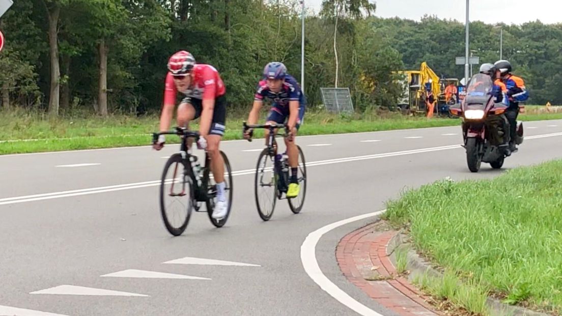 Johansen en Schelling rijden naar de finish (Rechten: RTV Drenthe/René Posthuma)