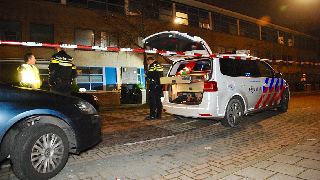 Bij een steekpartij in de Valckenierstraat in Arnhem is zondagavond een man gewond geraakt. De dader is nog voortvluchtig.