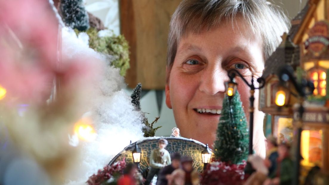 Burgemeester Rolinka neemt een kijkje in haar kerstdorp (Rechten: Dylan de Lange/RTV Drenthe)