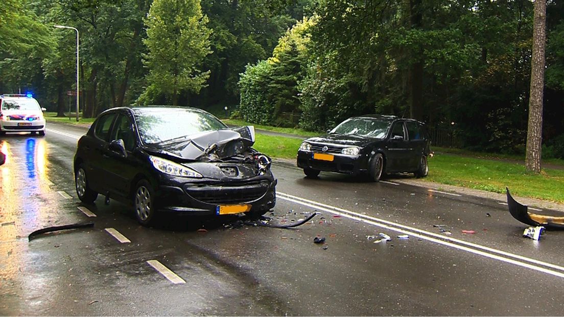 Automobiliste gewond bij frontale aanrijding in Ommen