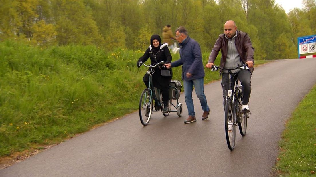 Vluchtelingen krijgen fietsles.