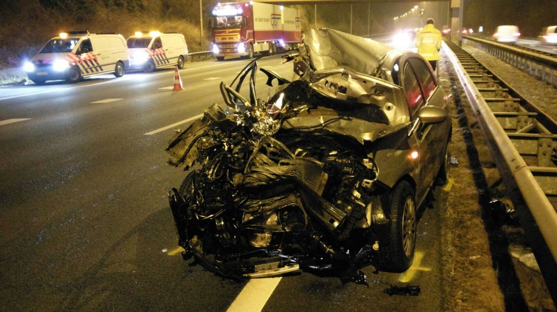 De weg is weer vrij, na een ernstig ongeluk op de A73 bij Heumen. Een auto reed daar achterop een vrachtwagen. De bestuurder en een andere passagier raakten lichtgewond, de bijrijder is met ernstige verwondingen naar het ziekenhuis gebracht.