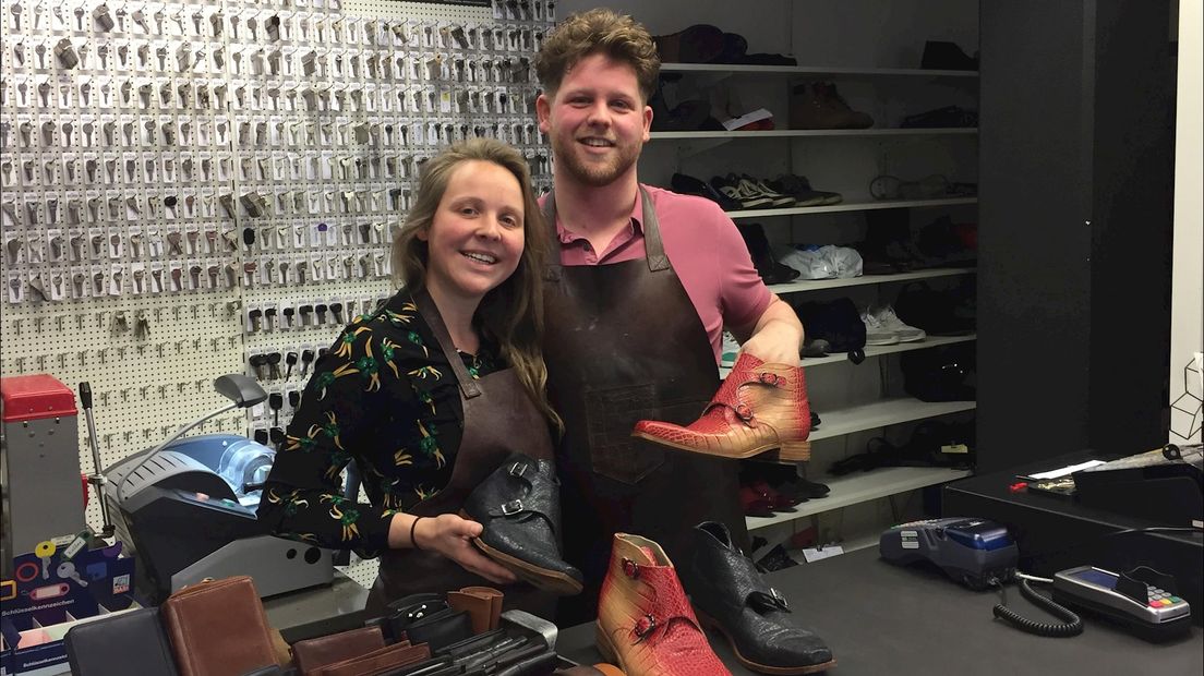 De trotse eigenaren van de ambachtelijke schoenmakerij