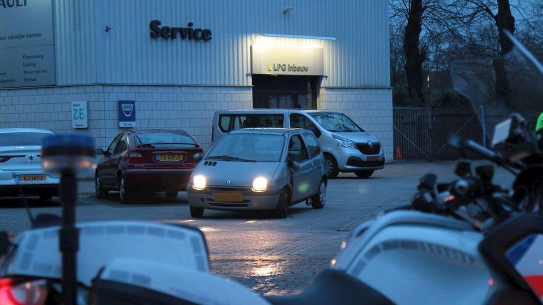 Auto verwarde vrouw staat verderop