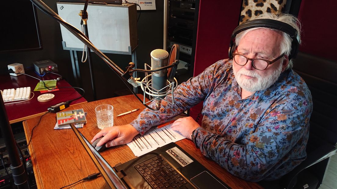 Henk Scholte in de Twij Deuntjes-studio