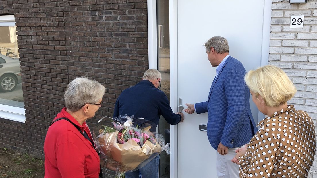 Dirk Strockmeijer steekt de sleutel in het slot van zijn nieuwe huurwoning in Appingedam.