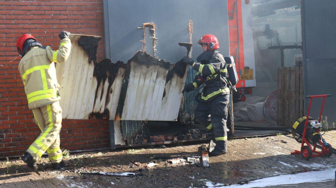 In Veendam ging een schuurdeur in vlammen op na het gebruik van een onkruidbrander