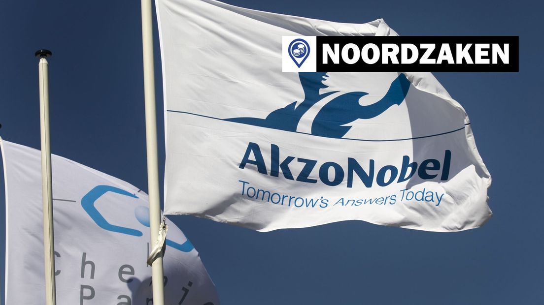 De vlag van AkzoNobel wappert op het Chemiepark in Delfzijl