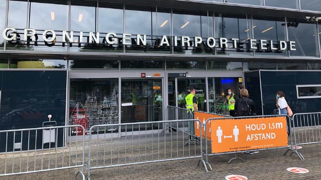 De vertrekhal van Groningen Airport Eelde, met een oproep om afstand te houden