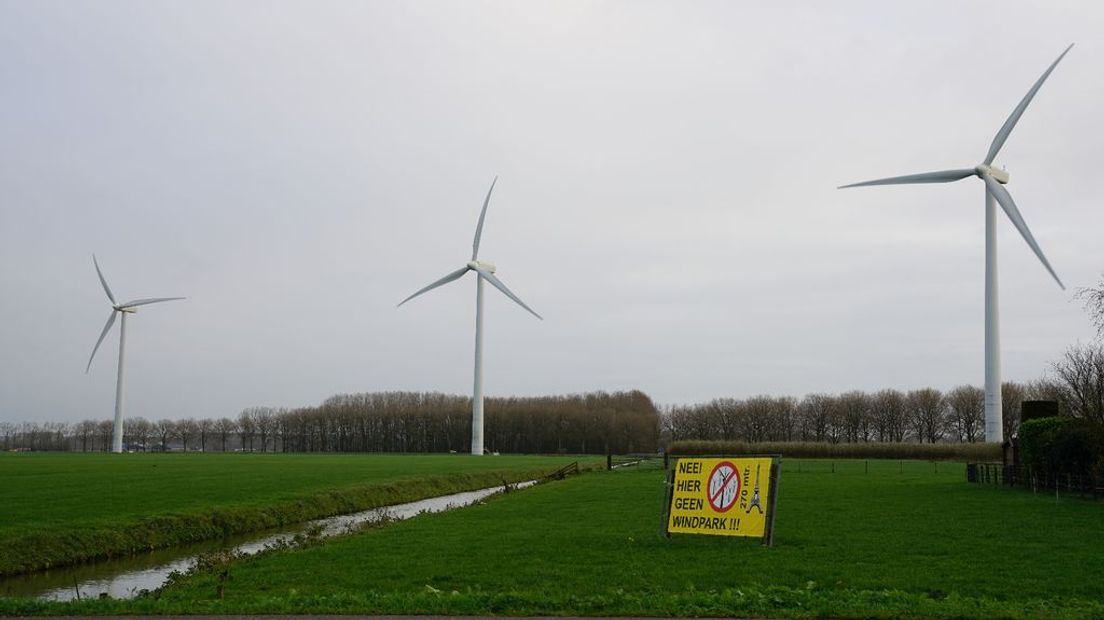Protestbord bij bestaande windmolens in Culemborg