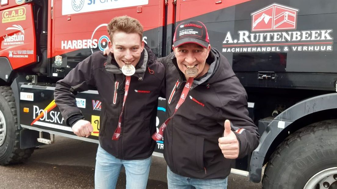Zoon Mitchel en vader Martin van den Brink met de medaille van de Dakar Rally 2022.