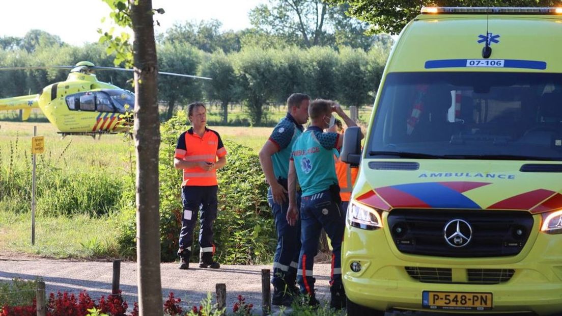 Hulpverleners bij het zwembad in De Glind.