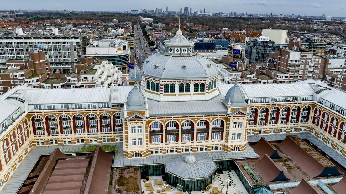 Dronefoto van het Kurhaus op Scheveningen