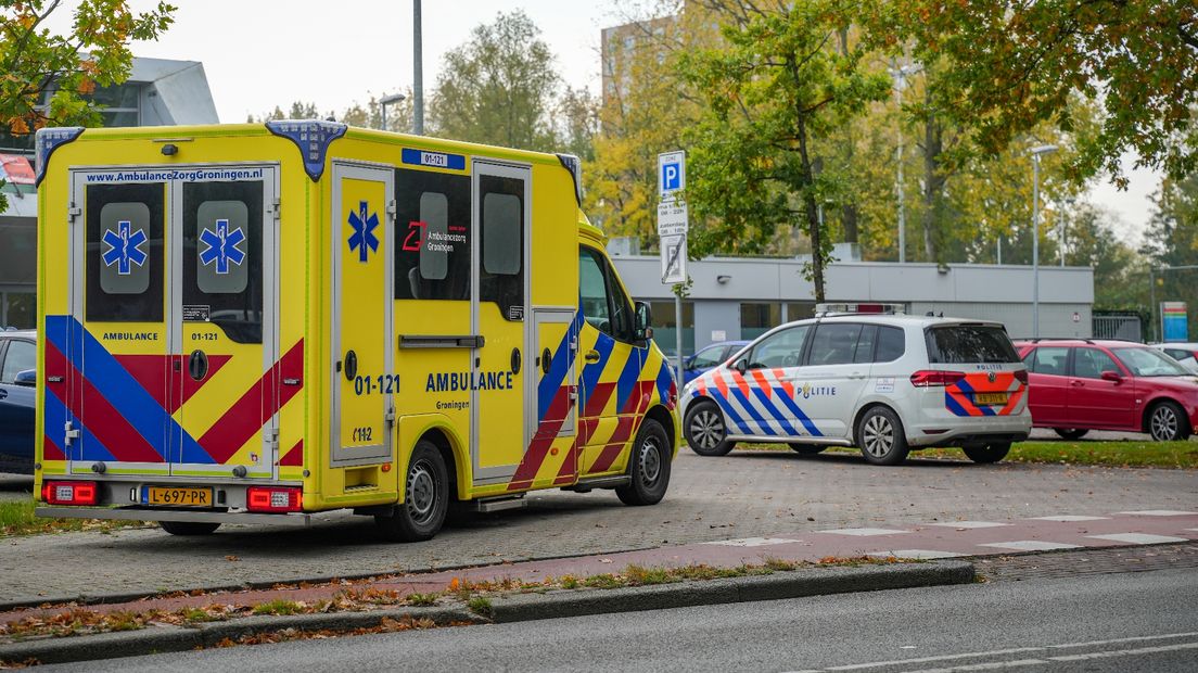 Hulpdiensten bij de EIkenlaan, waar de scooter en auto botsten
