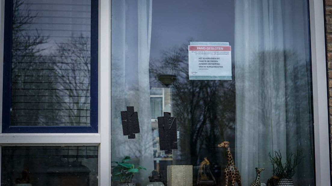 Zwarte tape op het raam van de woning aan de Zandsteenlaan in Groningen verbergt de kogelgaten