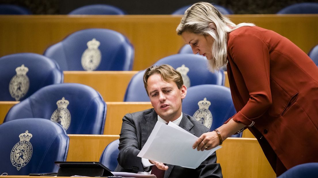 Henk Nijboer en Sandra Beckerman overleggen in de Kamer