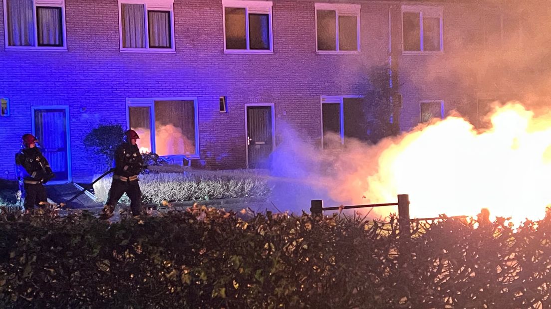 De brandweer blust het buitenbrandje in Appingedam