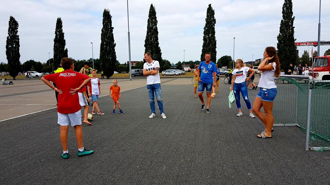 Voetballen op het Stadionplein (Rechten: Jasmijn Wijnbergen/RTV Drenthe)