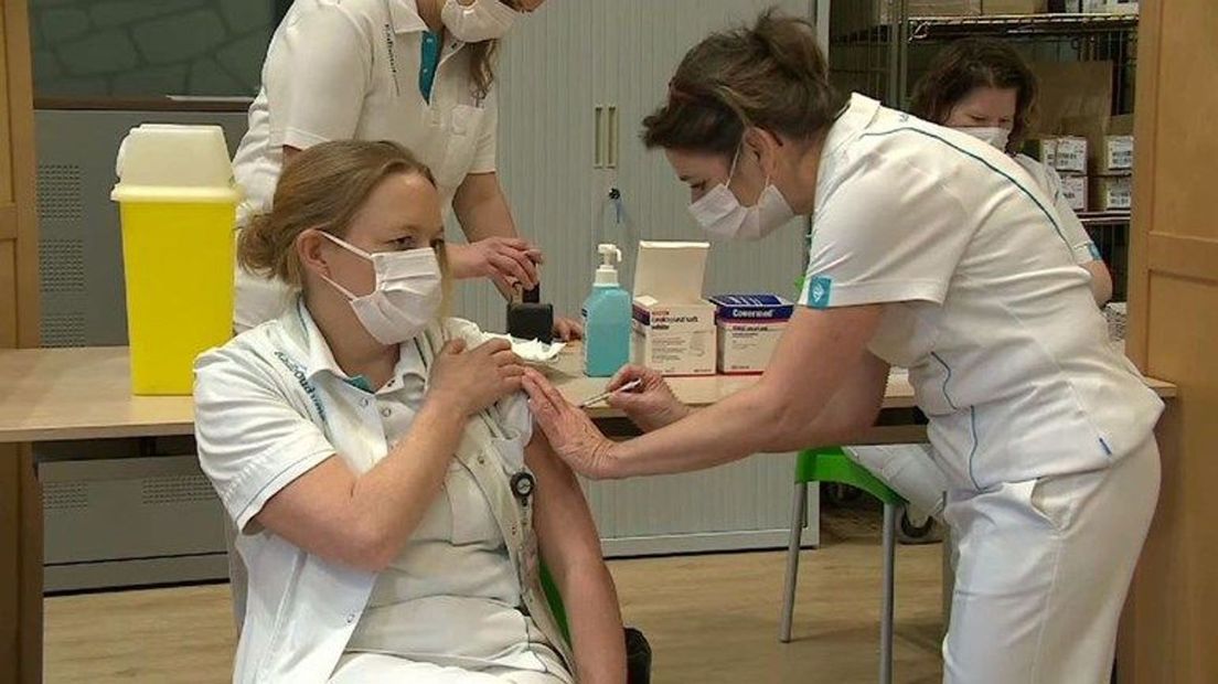 Verpleegkundige Karin Vogelesang werd als allereerste in Gelderland ingeënt.