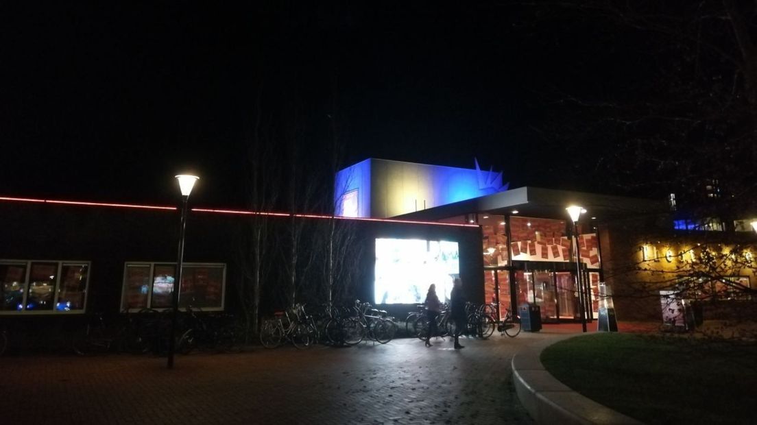 Theater Geert Teis in Stadskanaal in het blauw en geel